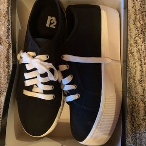 Brand New In the box r2 Emma shoes ladies size 10